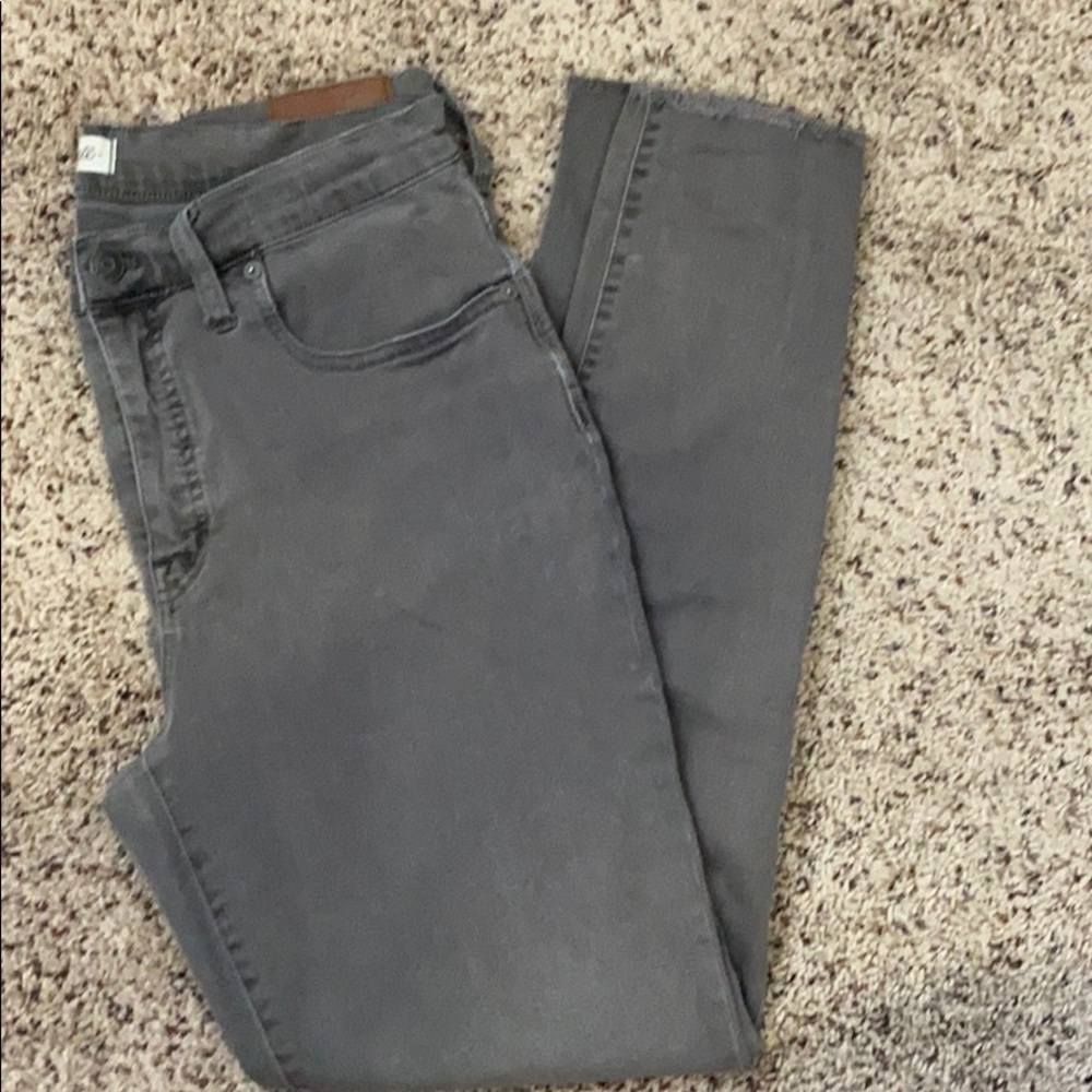 Faded grey 9 inch high rise skinnies!